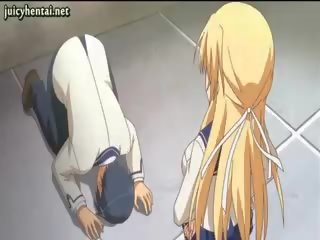 Blond anime seductress gjør footjob