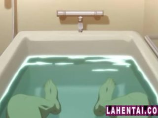 Dua hentai kanak-kanak perempuan joins rakan-rakan dalam mandi